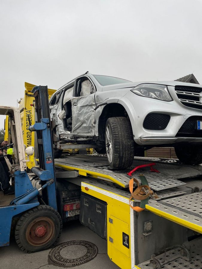 Der völlig demolierte Mercedes. Foto: Aslam