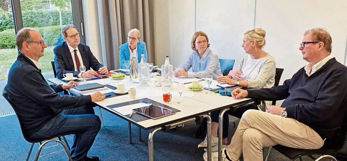 Austausch im Expertenrat (v.l.): Interventionsbeauftragter Thomas Wendland, Kirchenrechtler Hans Herbert Hölsbeck, Klinikleitung Dr. Andrea Möllering, Manuela Koritensky (Team Intervention Erzbistum), Diplompädagogin und Familientherapeutin Anke Lesner und Rechtsanwalt Jan-Henrik Heinz.