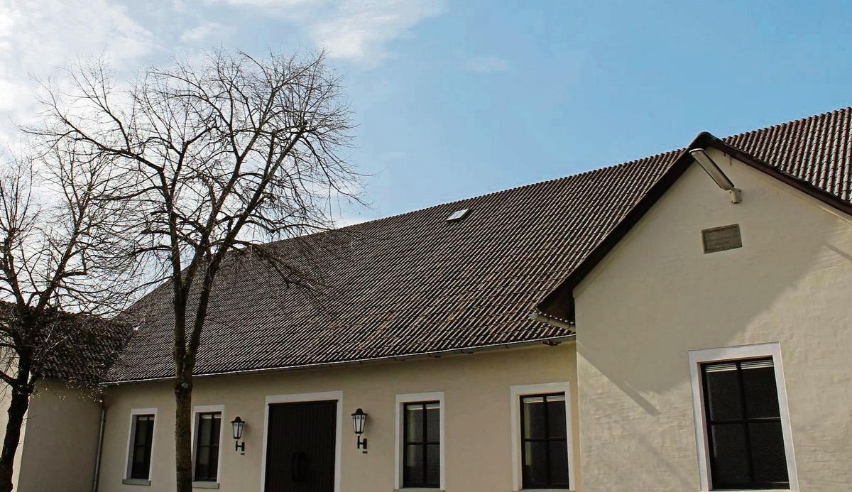 Das Dach der Kallenhardter Schützenhalle bedarf einer Sanierung. Bis zum 15. April muss der entsprechende Förderantrag gestellt sein. Fotos: Biermann