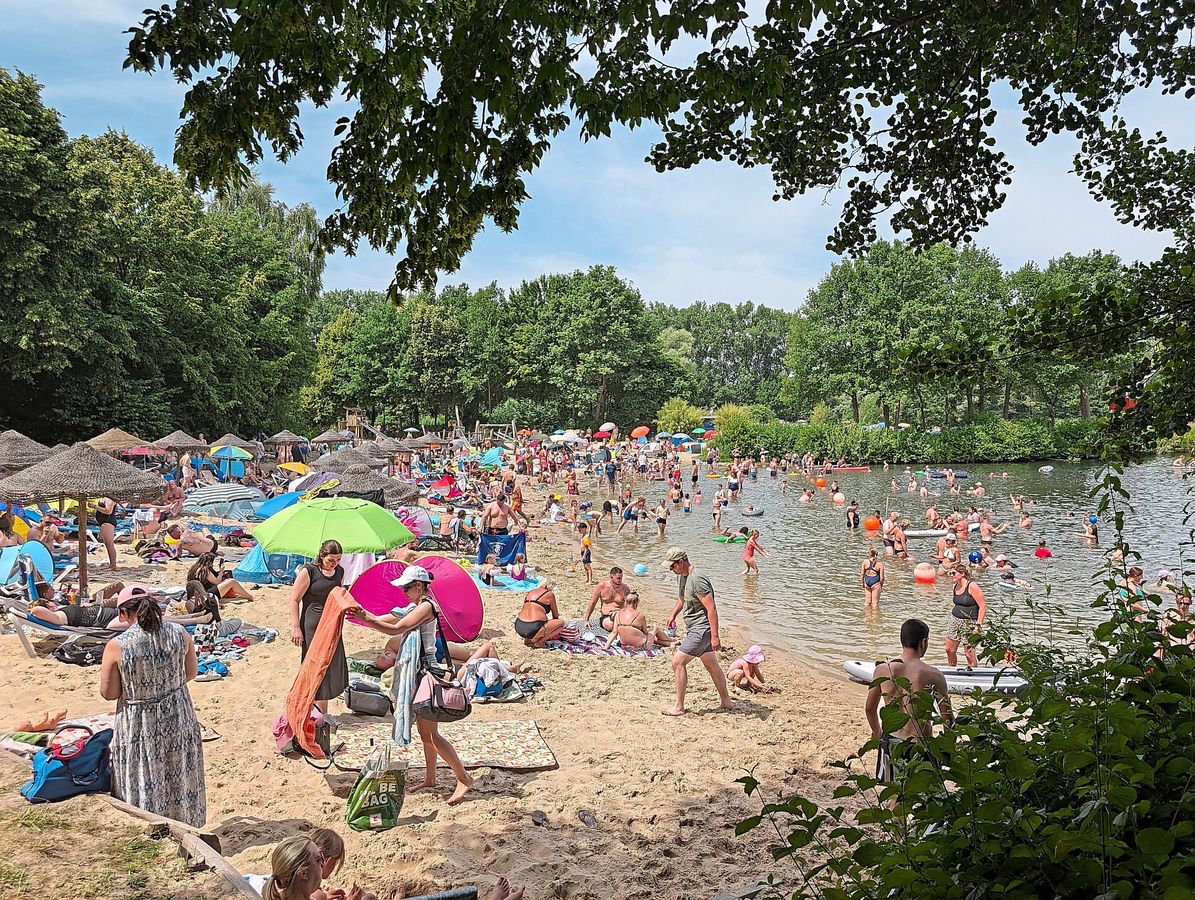 Nichts geht mehr. Der Alberssee wurde am Sonntagmittag wegen Überfüllung geschlossen. Foto: Raestrup