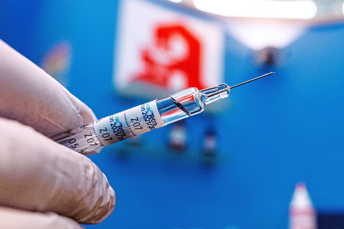 In der kalten Jahreszeit gilt es, sich auch vor Grippe zu schützen. Mediziner empfehlen eine Impfung, die teils auch von Apotheken angeboten wird – auch im Kreis Soest. Foto: David Inderlied (dpa)