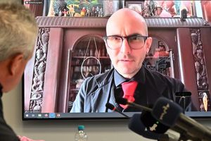 Kriminalbiologe Benecke sagt, er habe ebenfalls eine Probe von Hitlers Blut genommen, von der Lehne des Sofas, auf dem sich Hitler erschossen hat. (Archivbild) - Foto: Martin Schutt/dpa