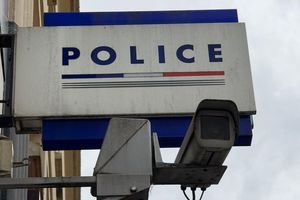 Ein Stalker, der sich in Frankreich unter dem Bett seiner Ex-Frau versteckte, wurde in einem beschleunigten Verfahren verurteilt. (Symbolbild) - Foto: Rachel Boßmeyer/dpa