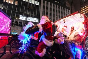 Santa on Tour: Weihnachtsmann radelt Fahrgäste durch New Yorks Sixth Avenue - Foto: Frank Franklin II/AP/dpa