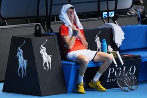 Jannik Sinner lacht während einer Trainingspause. - Foto: Dita Alangkara/AP/dpa