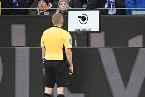 Schiedsrichter Timo Gansloweit prüft eine Entscheidung am Bildschirm. (Archivbild) - Foto: Uli Deck/dpa