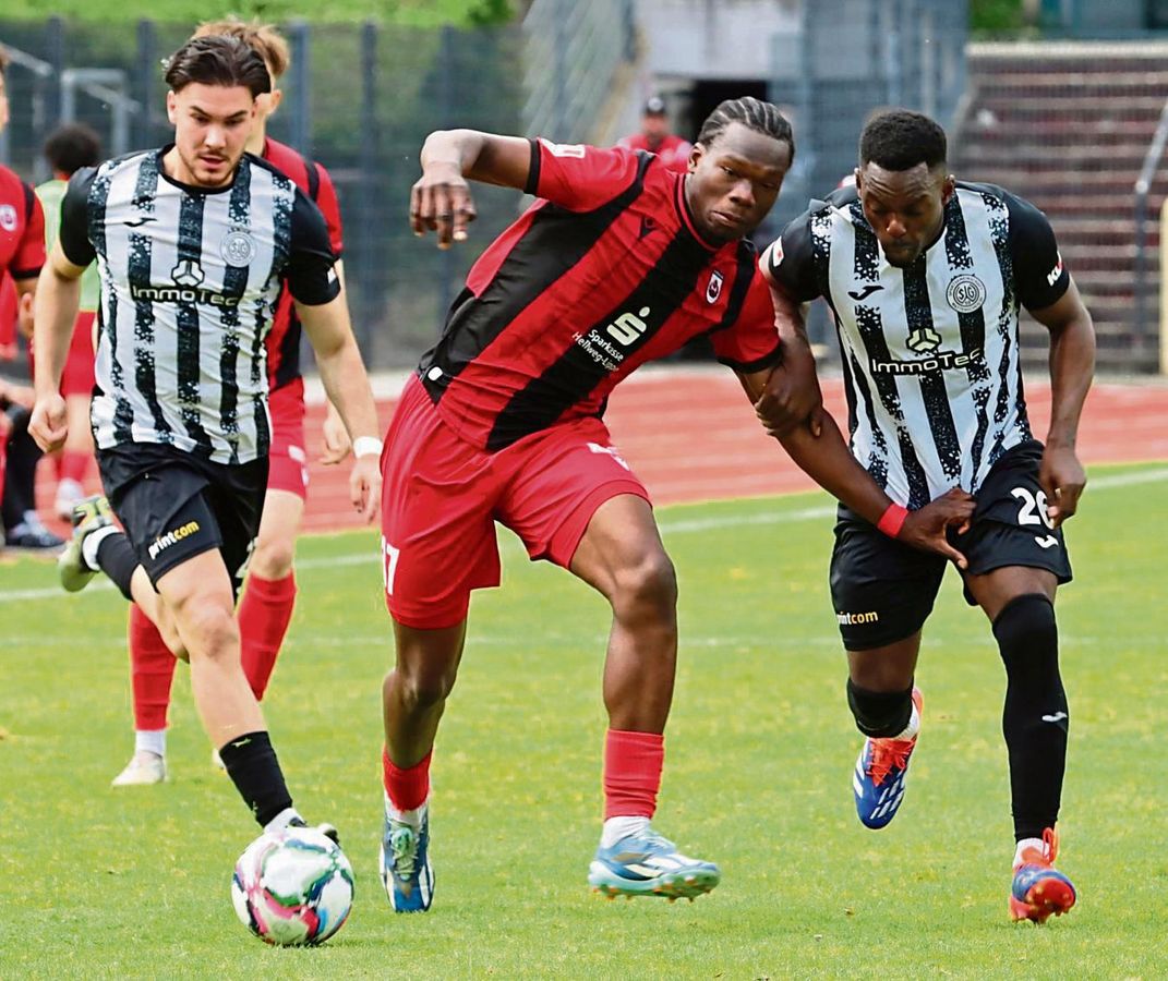 Na, na, na – jetzt bloß nicht zupacken. Das wird Joel Amadi am Sonntag im letzten Heimspiel gegen den ASC Dortmund auch nicht. Der Verteidiger des SV Lippstadt hat sich im Training verletzt und fällt aus. Foto: Lütkehaus