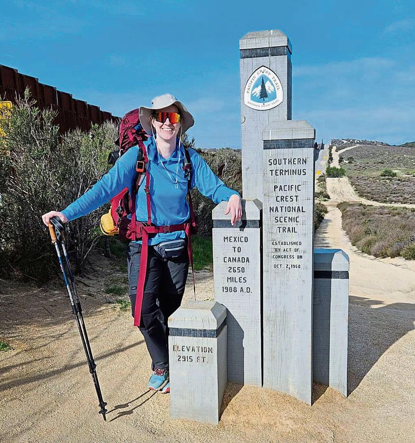 Grenzerfahrung: Melanie Tripp – Trailname: Pippi Langstrumpf – am hölzernen Grenzdenkmal südlich von Campo – dem offiziellen Beginn des PCT. Der erste Schritt ist überwältigend: „Nach hundert Metern war die ganze Anspannung weg.“