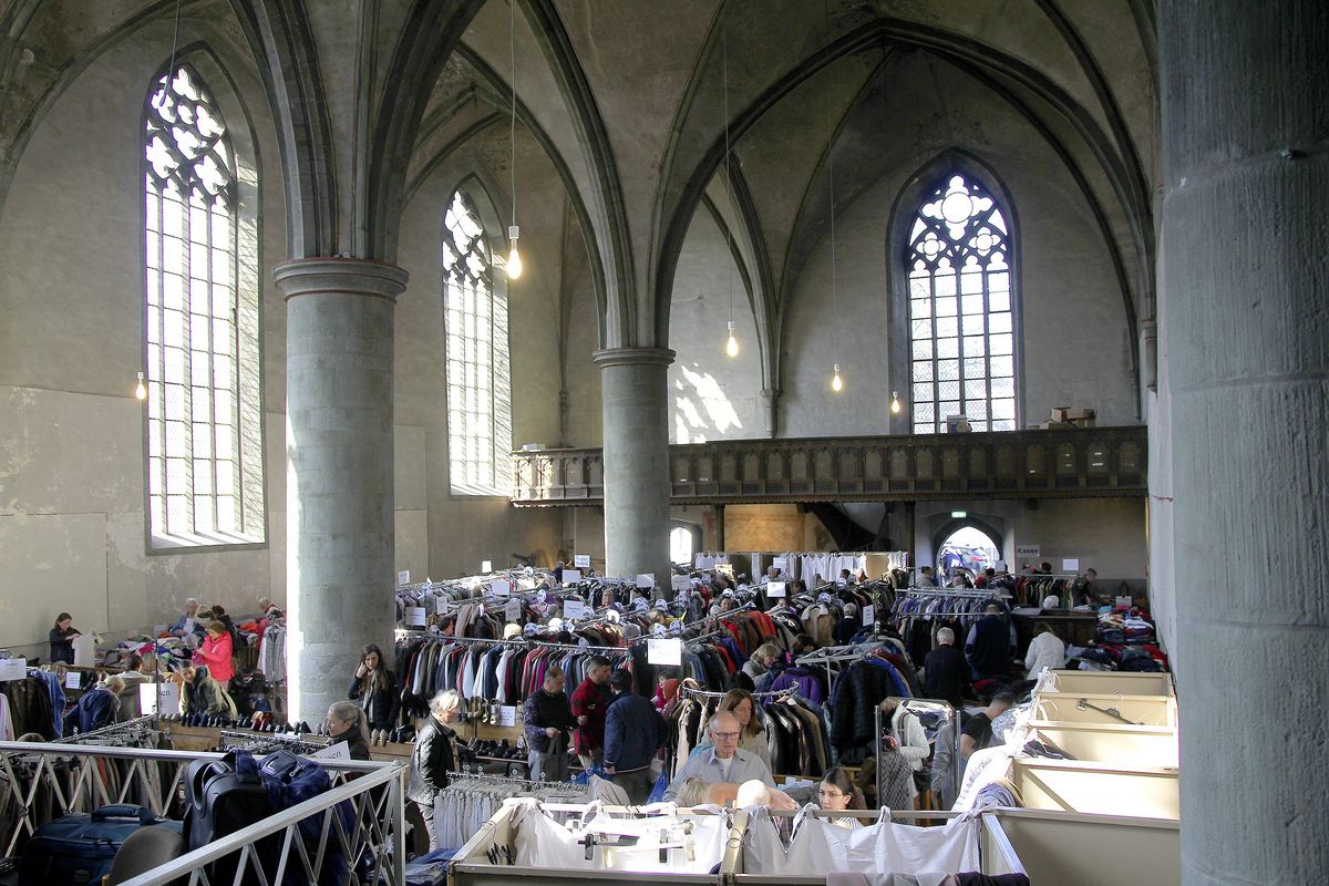 Rekordeinnahmen verbuchte der Verein zur Unterstützung von Hilfsprojekten für Kinder beim Secondhandverkauf in der Brüderkirche. Foto: Münstermann