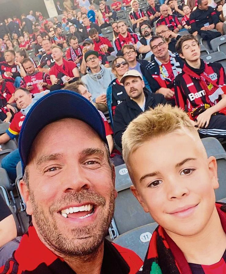 Dominic Boeer und sein Sohn Jack live im Stadion im Bayer-Fanblock. „Ach, du bist das.“ – der in Lippstadt aufgewachsene Schauspieler hat sich daran gewöhnt und weiß: „Als Leverkusen-Anhänger bist du ein Exot.“