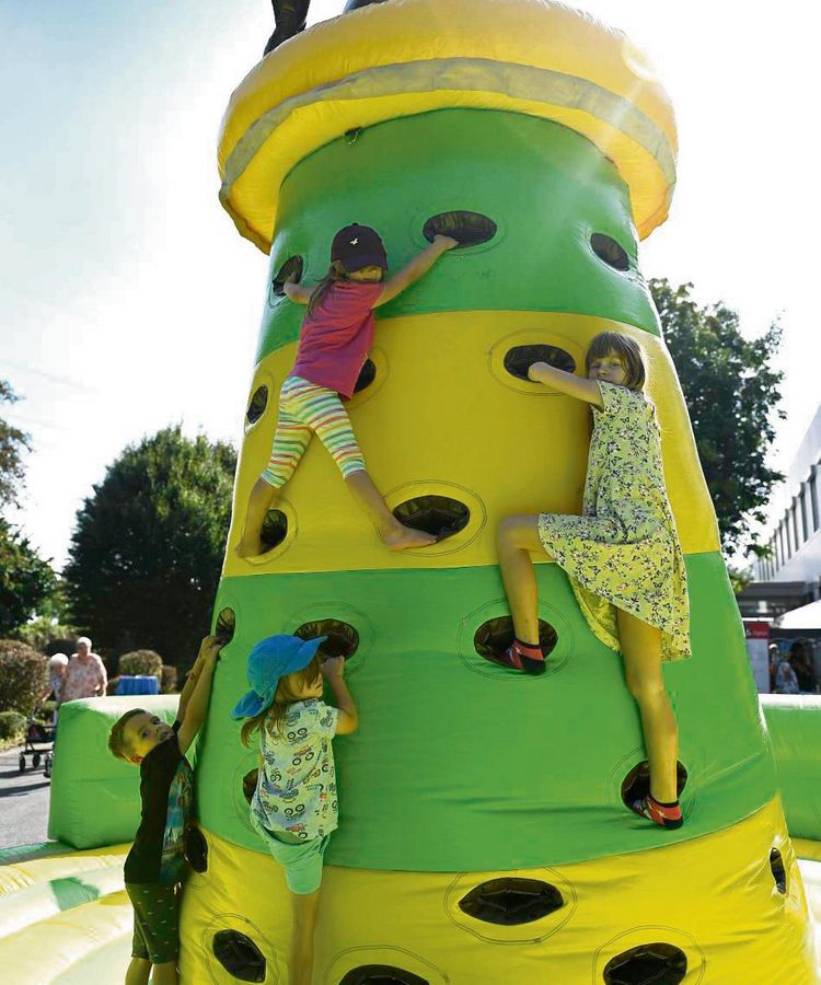 Ordentlich was zu kraxeln hatten die jüngsten Festbesucher beim Kletterturm.