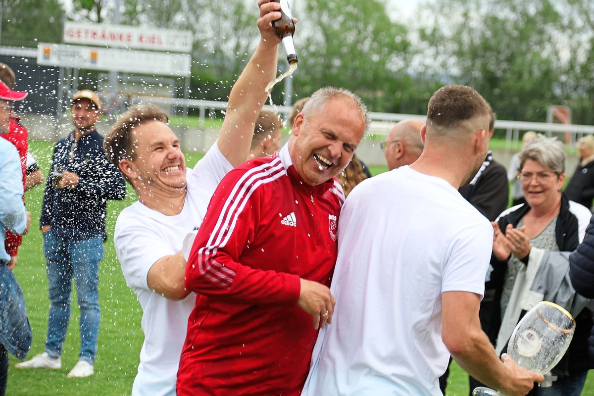 Uli Kortmann führte den TuS Anröchte vor zwei Jahren zum Kreispokalsieg. Nun verkündete Kortmann seinen Abschied als Trainer des A-Ligisten zum Saisonende. Foto: Lütkehaus