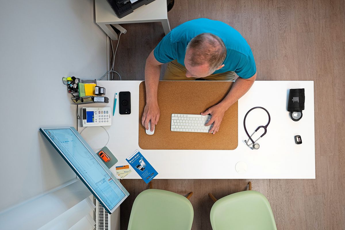 Der digitale Austausch zwischen Ärzten, Pflegeeinrichtungen und Apotheken soll Abläufe beschleunigen und die Patientenversorgung verbessern. Symbolfoto: Sebastian Kahnert (dpa)