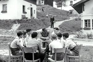 1953: Kinderdorf-Gründer Hermann Gmeiner unterhält sich mit Kindern im ersten SOS-Kinderdorf. - Foto: Handout/SOS-Kinderdörfer/dpa