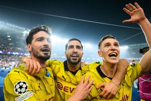 Treffen im Champions-League-Finale nun auf Real Madrid: Dortmunds Mats Hummels (l-r), Emre Can und Nico Schlotterbeck. - Foto: Robert Michael/dpa