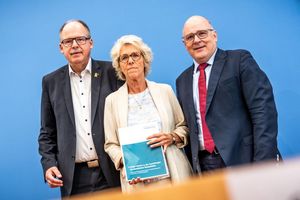 Die Mindestlohnkommission präsentiert das Mindestlohn-Ergebnis. - Foto: Michael Kappeler/dpa