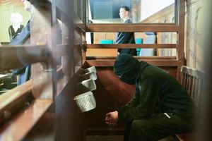 Der 19-Jährige ist unter anderem wegen versuchten Mordes angeklagt. - Foto: Sebastian Christoph Gollnow/dpa