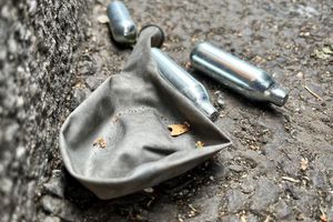 «Lachgas ist kein Spiel und keine harmlose Partydroge, sondern ein hohes Risiko für die Gesundheit», sagt die Bundesgesundheitsministerin. (Symbolbild) - Foto: Julia Kilian/dpa