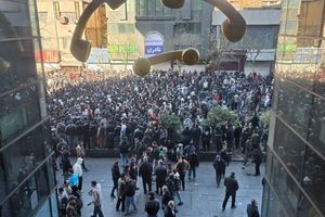 Augenzeugen berichteten von Sicherheitskräften in Teheran, die mit Tränengas gegen Vermummte vorgingen. - Foto: Social Media/ZUMA Press Wire/dpa