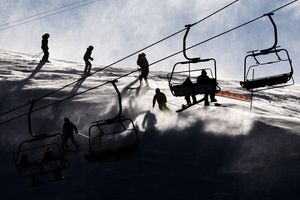 Auf Skipisten in Österreich und der Schweiz sind am Wochenende erneut mehrere Freizeitsportler verunglückt. - Foto: Jean-Christophe Bott/KEYSTONE/dpa