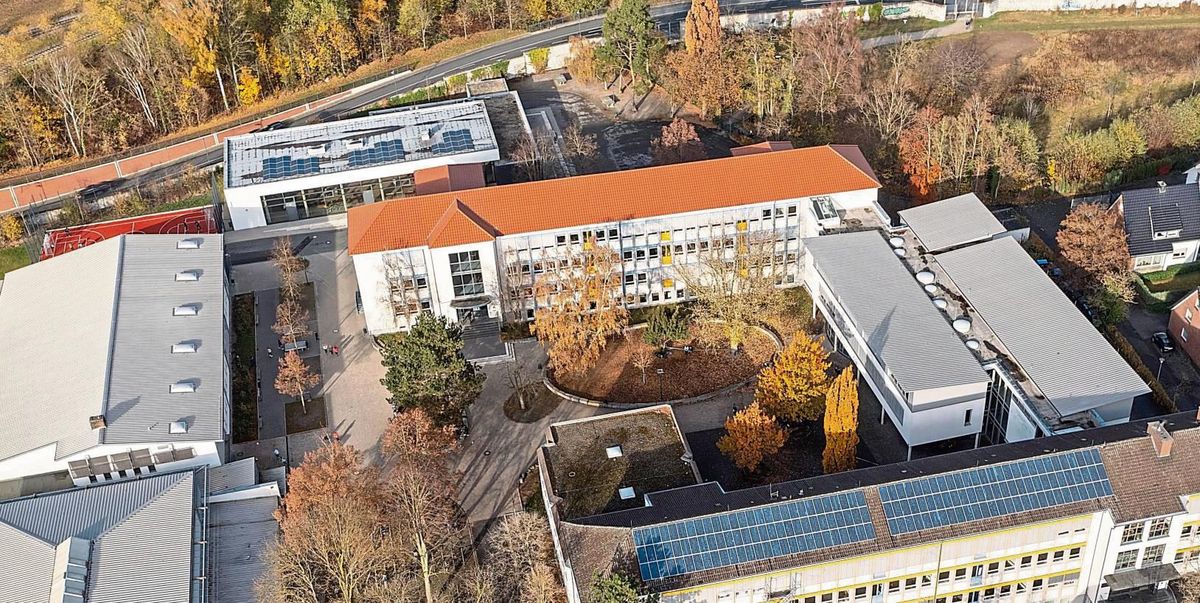 Weitere vier Millionen Euro für die Innensanierung der Realschulen am Dusternweg stehen bis 2026 im Stadt-Haushalt bereit. Zudem ist eine Aufstockung des Flachbaus an der Drost-Rose-Schule (unten) geplant. Hier entstehen zusätzliche Räume für die Inklusion. Voraussichtlich ab 2026 soll der bisher noch zurückgestellte Schulhof nördlich der Edith-Stein-Realschule saniert und der Übergang zur dort bestehenden Grünfläche (Südertorpark-West, rechts oben) neugestaltet werden. Dies ist mit 600 000 Euro veranschlagt. Foto: Eickhoff