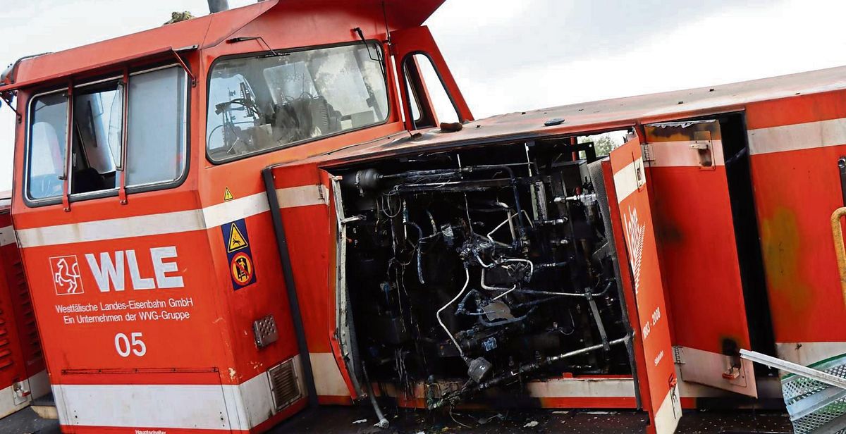 Der Motorraum der Lok kurz vor der Bergung. Deutlich sichtbar sind die Brandspuren. Die Lok musste nach der Havarie von der Geseker Feuerwehr gelöscht werden. Fotos: Dietz