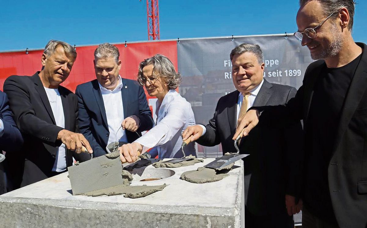 Bei der Grundsteinlegung des neuen Stadthauses sorgten sie dafür, dass die Zeitkapsel sicher eingeschlossen wird (v.l.): die beiden heimischen Landtagsabgeordneten Christof Rasche (FDP), Jörg Blöming (CDU), Bauministerin Ina Scharrenbach, Bürgermeister Arne Moritz und Heiko Kampherbeek von Heimspiel Architekten. Fotos: Kersting