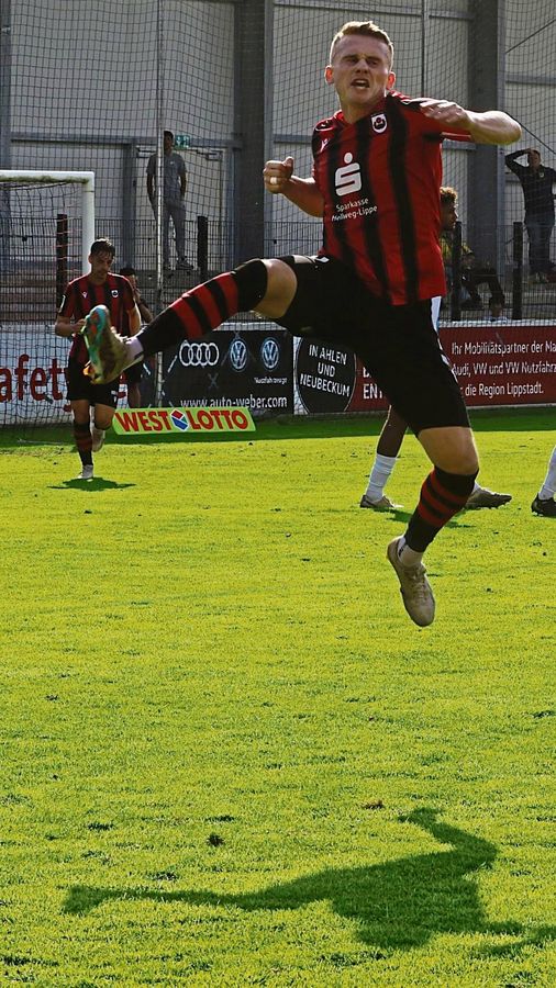 Schneller als sein Schatten ist sonst eigentlich nur Lucky Luke: Nun, Viktor Maier springt zumindest höher als sein Ebenbild. Der Kapitän und Torjäger des SV Lippstadt ist nach überstandener Jochbein-Verletzung im Auswärtsspiel bei der U23 des SC Paderborn wieder im Einsatz. Foto: Lütkehaus