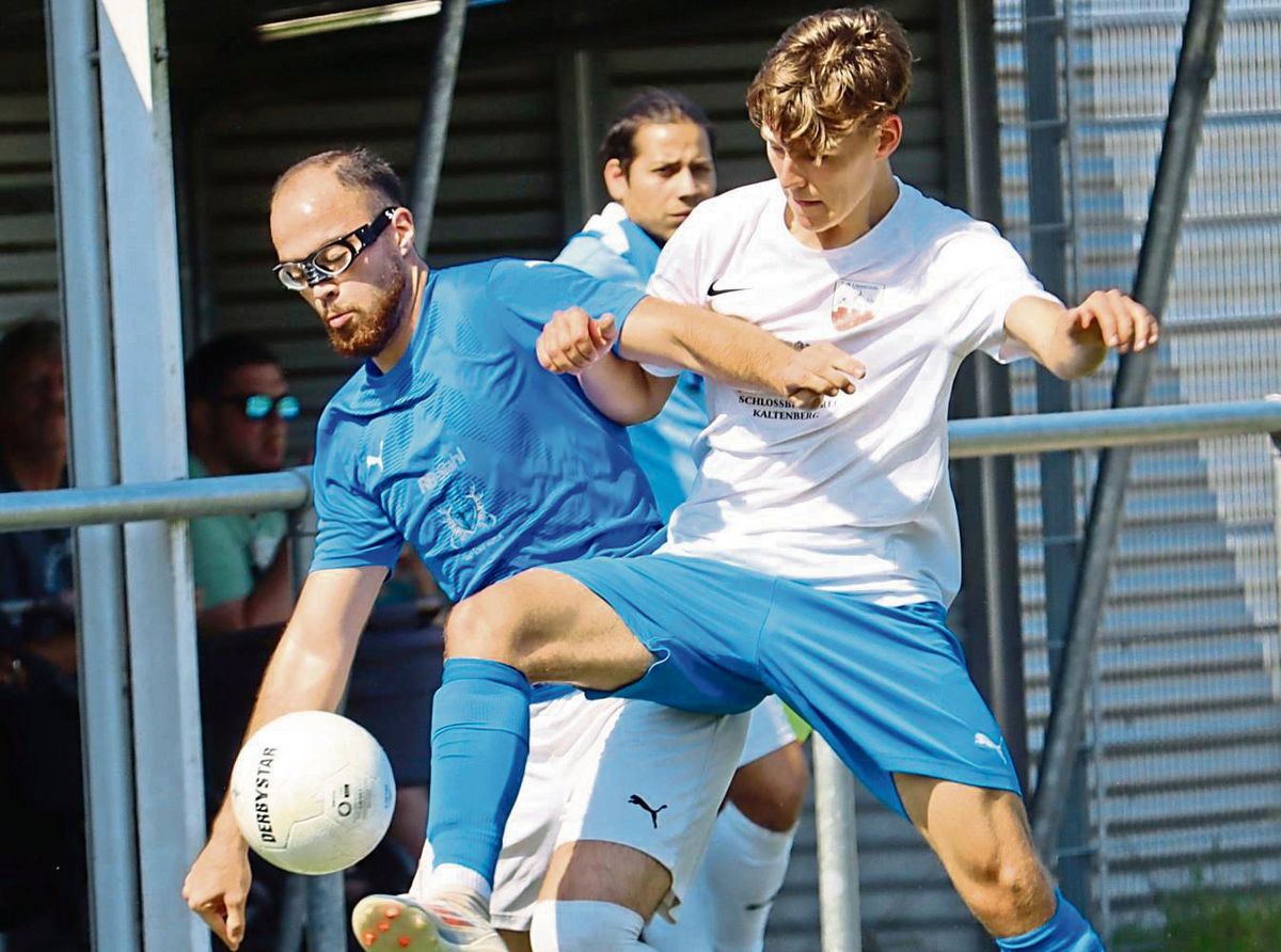 Die Reserve des TuS Lipperode (in Weiß) unterlag den Gästen aus Eickelborn trotz guter Leistung mit 1:3. Trainer Sellik sah ein ausgeglichenes Spiel, jedoch konnte seine Mannschaft die sich bietenden Möglichkeiten nicht nutzen. Foto: Feichtinger