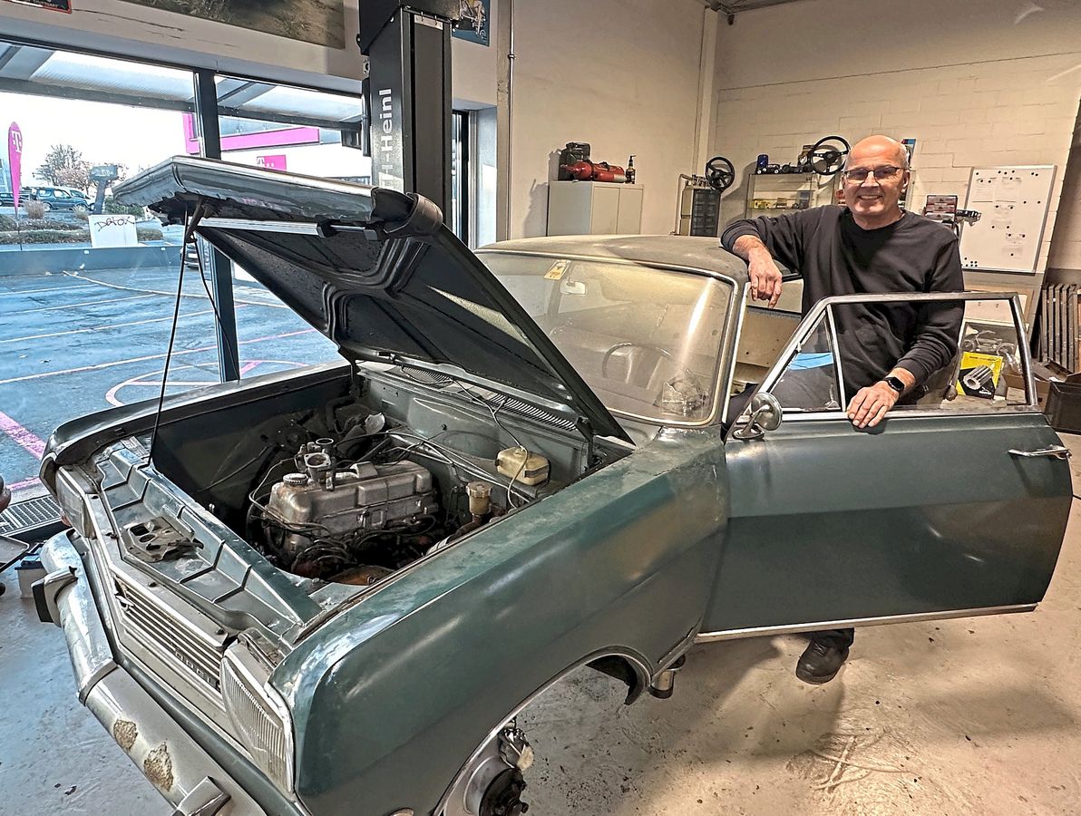 Ein seltener Klassiker von 1966 kehrt nach mehr als 50 Jahren nach Lippstadt zurück: In der Oldtimer-Klinik von Ralf Igel wird der Opel Rekord jetzt wieder auf Kurs gebracht. Fotos: Carolin Cegelski/(3) Privat