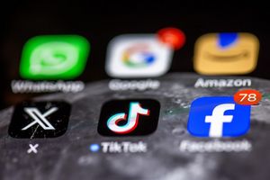 Social Media sind die dominante Freizeitbeschäftigung vieler Kinder und Jugendlicher, doch laut Ifo-Umfrage sind TikTok und Co. einer großen Mehrheit in Deutschland suspekt. (Symbolbild) - Foto: Jens Büttner/dpa