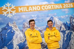 Philipp Raimund (l) und Felix Hoffmann (r) bei der Olympia-Einkleidung. - Foto: Peter Kneffel/dpa