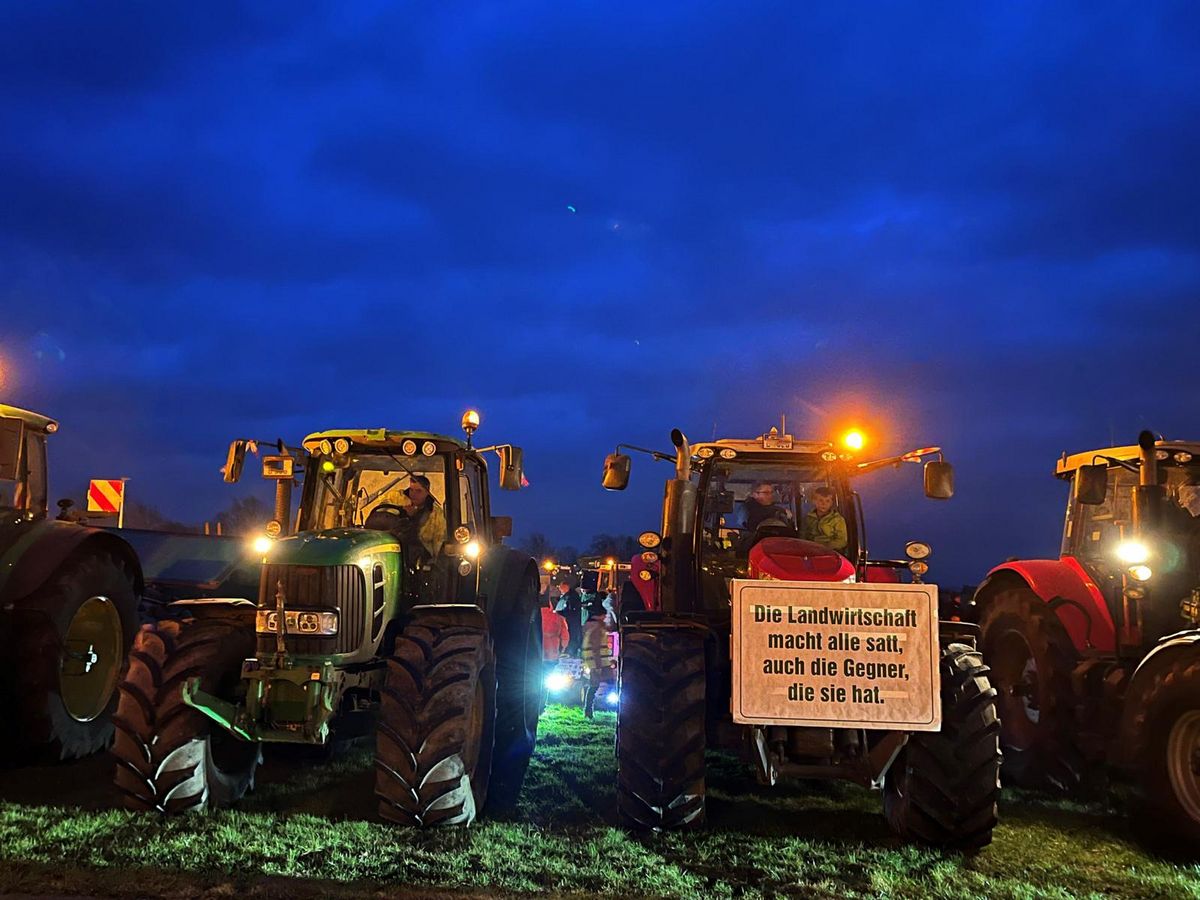 Am Mittwochmorgen machen die Landwirtinnen und Landwirte im Kreis Soest an vielen Stellen mit Rundumleuchte und Plakaten auf sich aufmerksam. Symbolfoto: WLV
