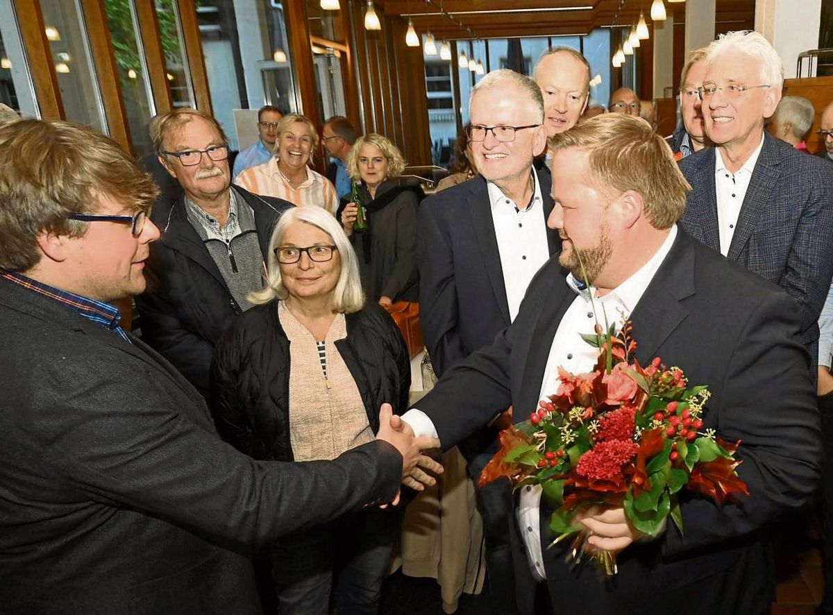 SPD-Kandidat Dr. Bastian Weber (l.) gratulierte Heinrich Frieling (CDU, r.) am Sonntag im Kreishaus zum Sieg. Foto: Peter Dahm