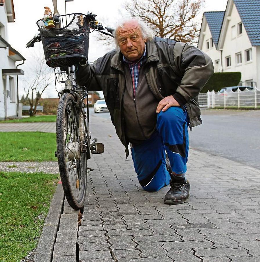 Nachdem der Bürgersteig am Lichtenplatz wiederhergestellt wurde, passt fast der ganze Fahrradreifen von Leser Karl-Heinz Trockel in die entstandenen Rillen. Foto: Puls