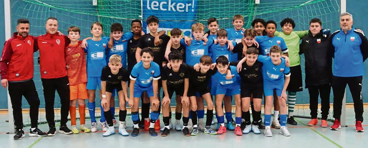 Das Finale bei der Hallenkreismeisterschaft der D-Junioren in Erwitte gewann der TuS Lipperode (in Blau) mit 2:0 gegen Viktoria Lippstadt (Schwarz). Die Viktorianer hatten zuvor den SV Lippstadt aus dem Turnier geworfen. Fotos: Feichtinger