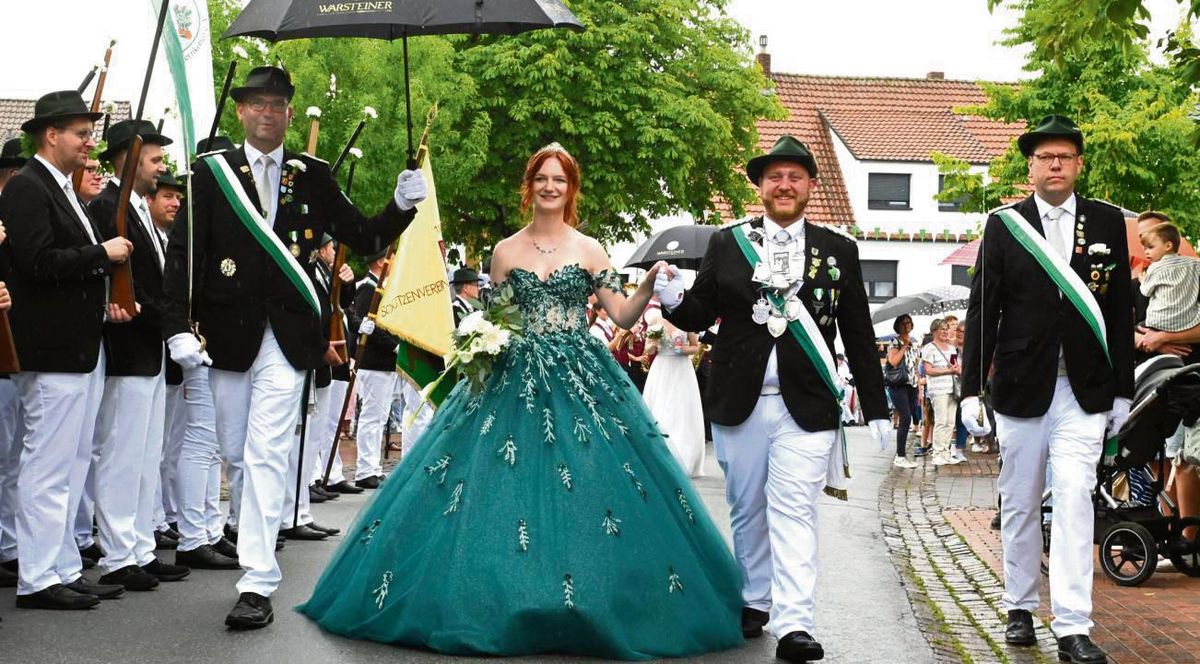 Mit Schirm, Charme und Schützenhut: Das Königspaar Soraya Dietz und René Rieke trotzen dem Nieselregen. Fotos: Tuschen