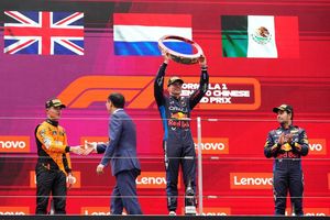 Max Verstappen (M.) gewann in China vor Lando Norris (l) und Sergio Perez. - Foto: Uncredited/AP/dpa
