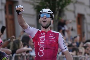 Benjamin Thomas jubelt über seinen Sieg bei der fünften Giro-Etappe. - Foto: Gian Mattia D'Alberto/LaPresse/AP/dpa
