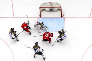 Die deutschen Eishockey-Nationalspieler sahen beim 1:5 gegen die Schweiz vor allem im zweiten Drittel meist nur zu. - Foto: Salvatore Di Nolfi/KEYSTONE/dpa