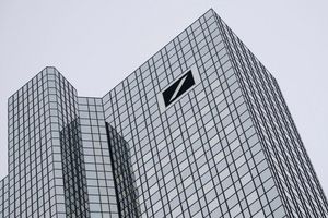 Am Mittwoch betraten Ermittler die Zentrale der Deutschen Bank an der Frankfurter Taunusanlage. - Foto: Boris Roessler/dpa