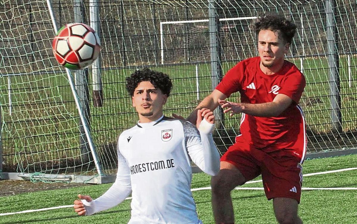 Groß war die Enttäuschung im Lager der A-Junioren des SV Lippstadt (in Weiß), die im Westfalenpokal gegen Eintracht Dortmund nach Elfmeterschießen ausschieden. Dabei hatte der SV während der regulären Spielzeit ausreichend Chancen, um die Weichen vorzeitig auf Sieg zu stellen. Foto: Dannhausen