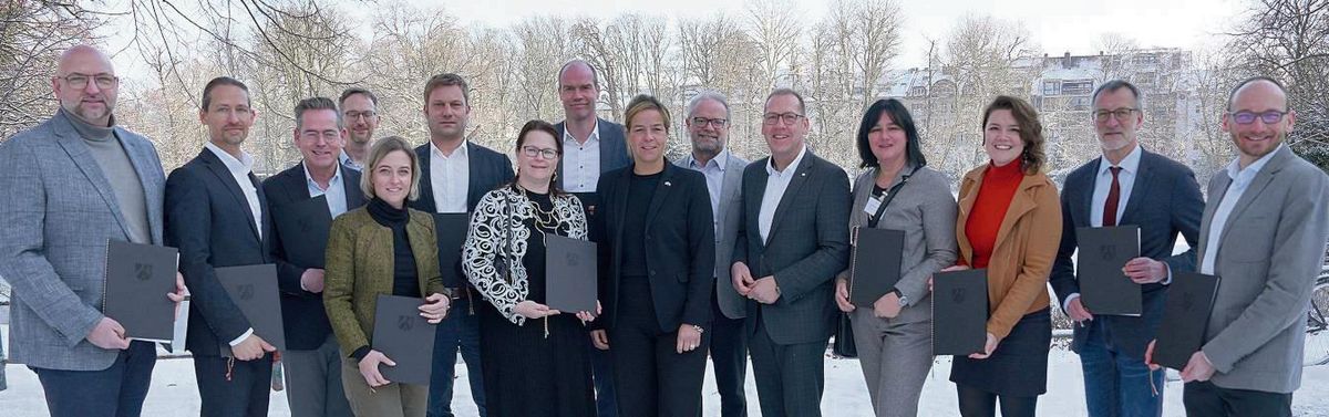 NRW-Wirtschaftsministerin Mona Neubauer überreichte Förderbescheide für vier Projekte in der Region. Beteiligt sind u.a. die Kreis-Wirtschaftsförderung Soest, die Hochschule Hamm-Lippstadt, IHK Arnsberg, Südwestfalen-Agentur und FH Südwestfalen.