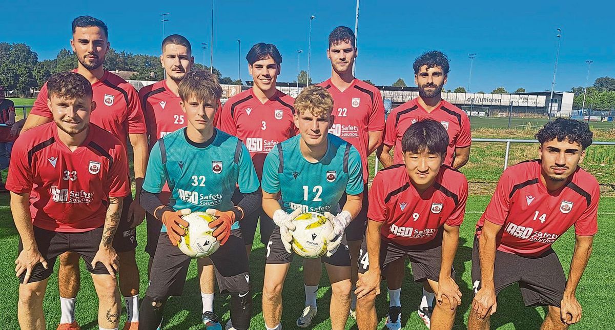 Auch die Neuen beim SV Lippstadt kamen beim Trainingsstart gehörig ins Schwitzen (v.v.l.): Fabian Brosowski, Maksym Rusniak, Lukas Struck, Seungyoung Lee, Shayan Sadeghi; (h.v.l.): Simon Kötter, Giulien Kaps, Gentrit Muja, Lukas Wulf und Mazlum Bulut. Fotos: Heinke