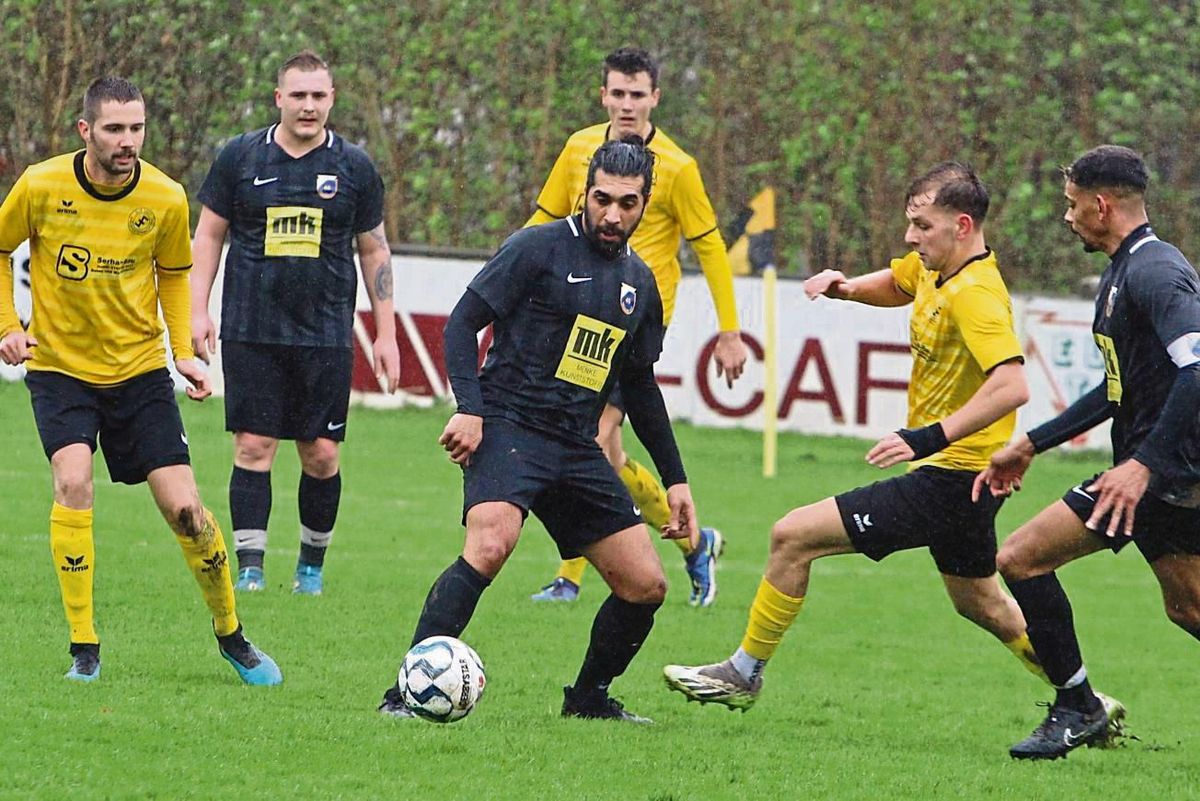 Die Meisterschaft eintüten will Spitzenreiter SuS Bad Westernkotten II (in Gelb) im Gipfeltreffen gegen den Tabellenzweiten aus Anröchte. Ein Punkt würde der SuS-Reserve zum Titelgewinn in der A-Liga reichen. Foto: Brand