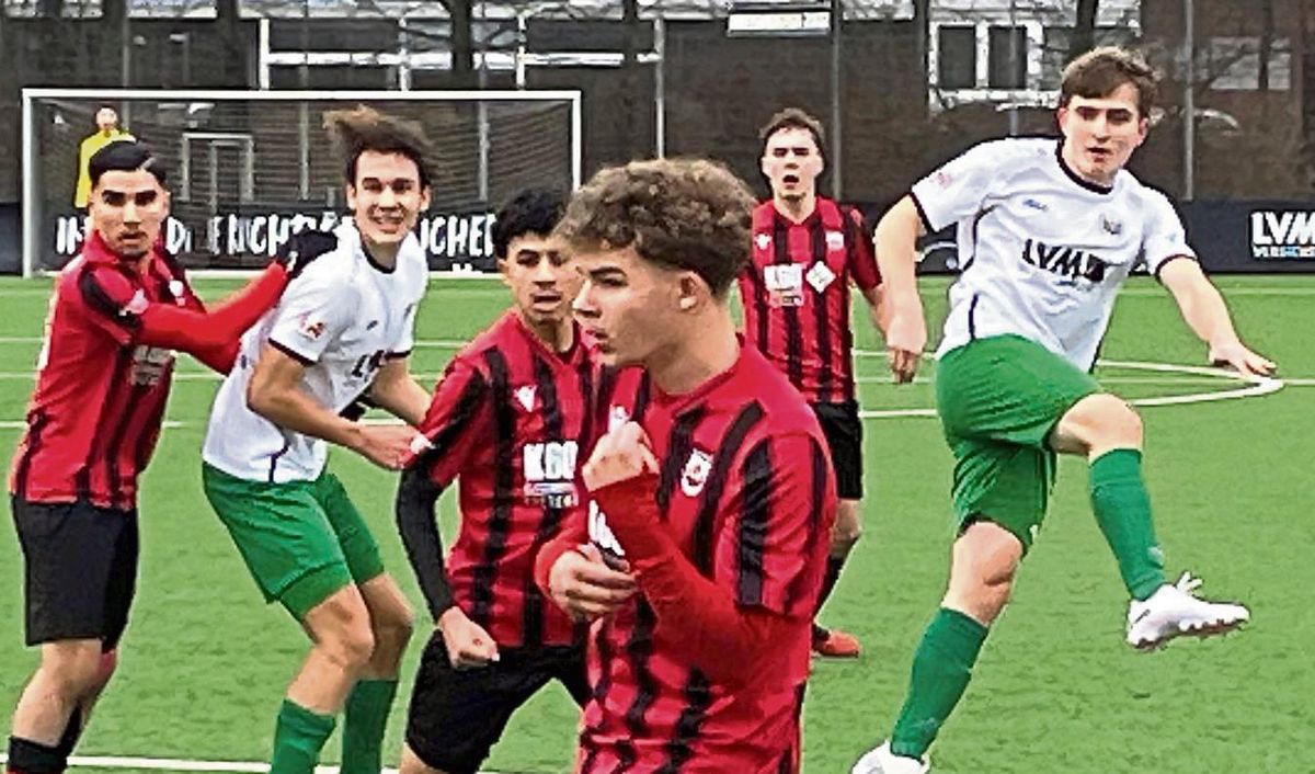 Die A-Junioren-Fußballer des SV Lippstadt (in Rot) wurden gestern im Gipfeltreffen bei Preußen Münster auf den Boden der Tatsachen zurückgeholt und verloren mit 0:3. Es bleibt also spannend im Kampf um die Meisterschaft. Foto: Friedrich