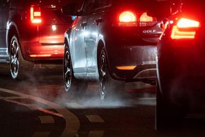 Um die Zukunft des Autos wird auf EU-Ebene leidenschaftlich gestritten. (Symbolbild) - Foto: Marjian Murat/dpa