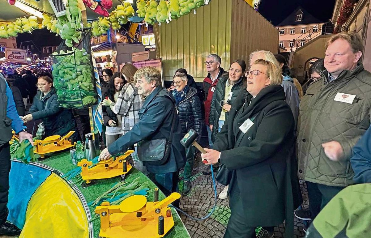 Die Teilnehmer des Ratsbummeln versuchen sich beim Fröschekloppen. Foto: Cegelski