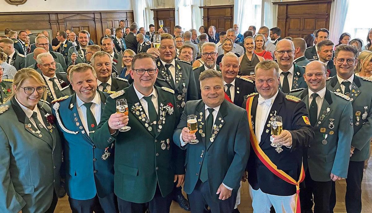 Ein Prosit auf die Lippstädter Schützenfamilie: Mit den Obersten aus dem Stadtschützenring stießen Sebastian Verhoeven und Bürgermeister Arne Moritz (vorne, 3.u.4.v.l) auf die Bewerbung für das Bundesfest 2028 an. Foto: Friedrich