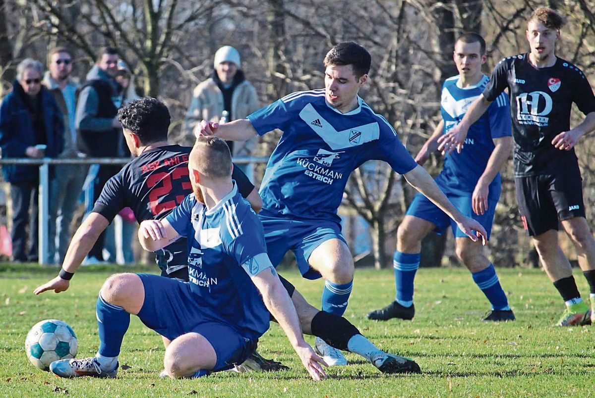 Mit Haken und Ösen, aber nie unfair ging das Bezirksliga-Spitzenspiel zwischen dem SuS Westenholz (in Blau) und Tabellenführer ASK Ahlen über die Bühne. Am Ende hieß es 0:0. „Wir nehmen den Punkt gerne mit“, sagte Heimtrainer Michael Schormann nach der Partie. Foto: Heinke